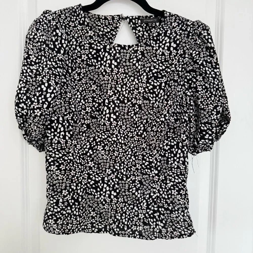 DYNAMITE | Puffed sleeve open back floral blouse